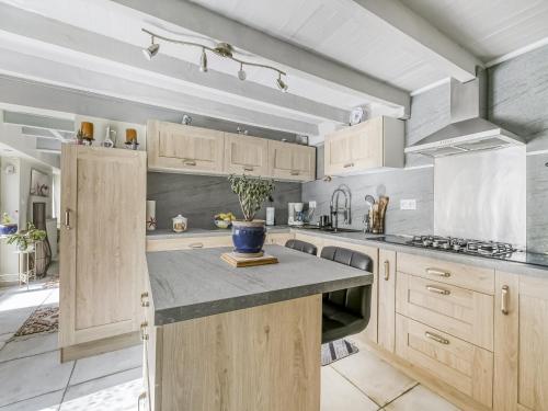 une cuisine avec des armoires en bois et un comptoir dans l'établissement Holiday Home in Dax near Forest Trails, cleaning included, à Dax