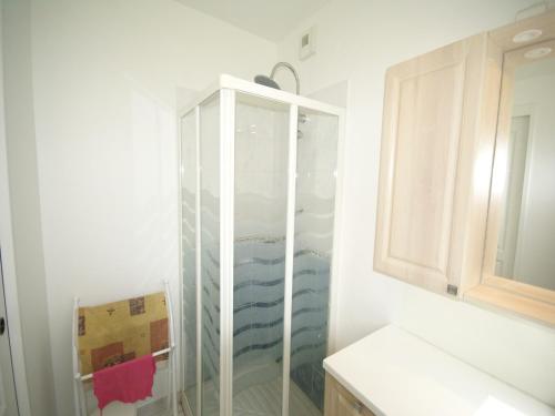 une salle de bain avec une douche avec une porte vitrée dans l'établissement Holiday Home in Erquy near the Sea, cleaning included, à Erquy