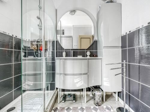 une salle de bain avec une douche, un lavabo et un miroir dans l'établissement Holiday Home in Dax near Forest Trails, cleaning included, à Dax