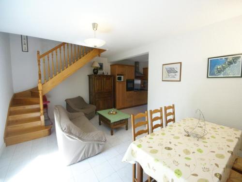 un salon avec une table et une salle à manger dans l'établissement Holiday Home in Erquy near the Sea, cleaning included, à Erquy