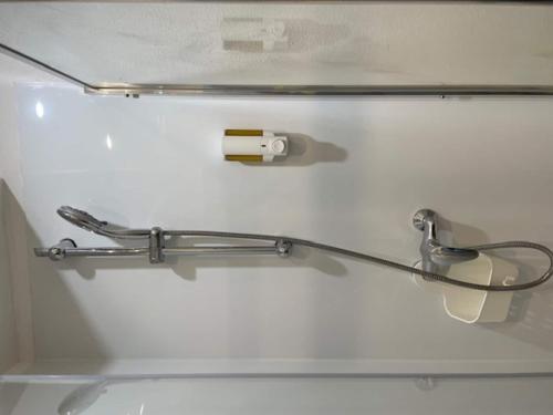 - un porte-serviettes en métal sur le mur de la salle de bains dans l'établissement Apartment in Bayeux near D-Day Beaches, cleaning included, à Bayeux