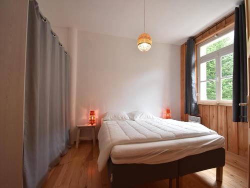 une chambre avec un lit et une fenêtre dans l'établissement Mansion in Cuzy with Shared Pool, cleaning included, à Cuzy