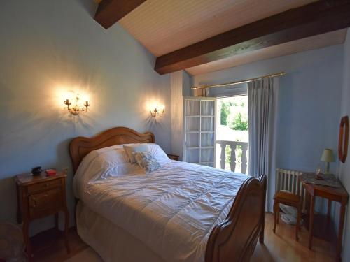 une chambre avec un grand lit et une fenêtre dans l'établissement Splash & Serenity by the Pool, cleaning included, à La Tour-sur-Orb