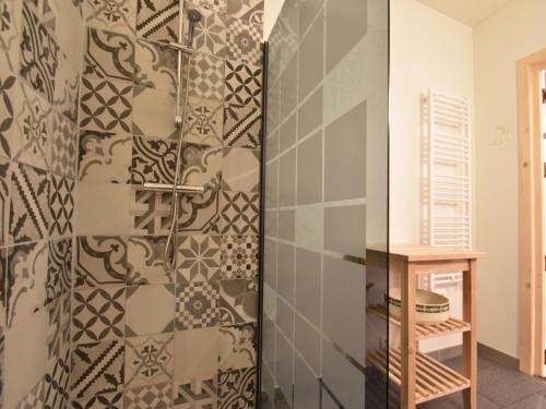 La salle de bains est pourvue d'une douche avec du carrelage noir et blanc. dans l'établissement Mansion in Cuzy with Shared Pool, cleaning included, à Cuzy