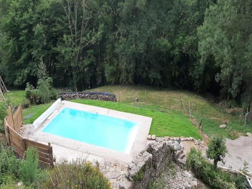 - une grande piscine dans une cour avec un terrain dans l'établissement Holiday Home in Altillac with Pool and Garden, cleaning included, à Altillac
