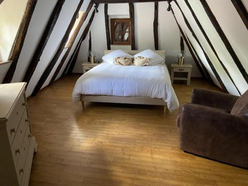 - deux chiens dormant dans un lit mansardé dans l'établissement Holiday Home in Altillac with Pool and Garden, cleaning included, à Altillac