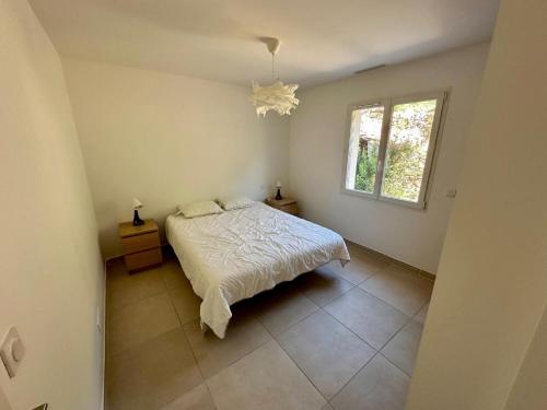 une chambre avec un lit et une fenêtre dans l'établissement Villa in Roquebrun with Pool & Vineyards, cleaning included, à Roquebrun