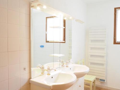 une salle de bain blanche avec un lavabo et un miroir dans l'établissement Holiday Home near Mont Ventoux Ski Resort, cleaning included, à Bédoin