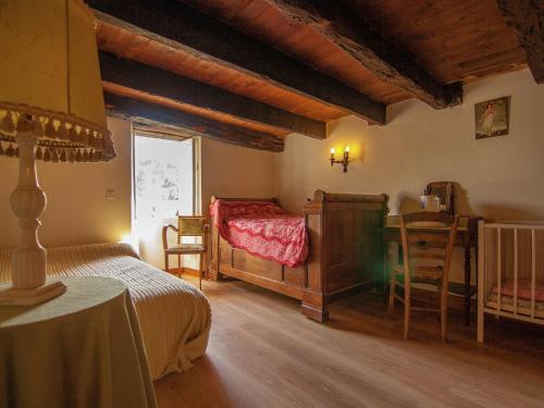 une chambre avec un lit, une table et un bureau dans l'établissement Cottage near Lac du Causse with Terrace, cleaning included, à Chasteaux
