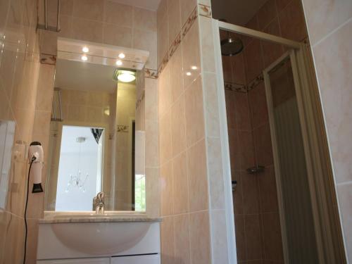 une salle de bain avec un lavabo et un miroir dans l'établissement Poolside Apartment in Segonzac, cleaning included, à Segonzac