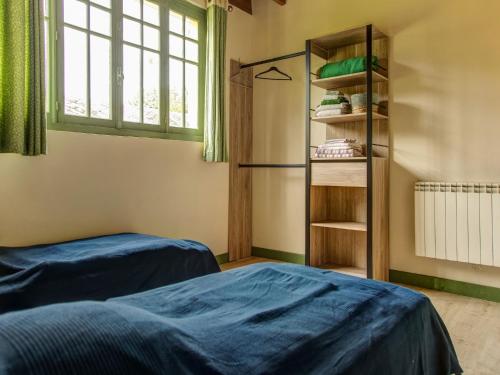 - une chambre avec 2 lits, une fenêtre et des étagères dans l'établissement Holiday home Portbail-Sur-Mer, à Port-Bail-sur-Mer