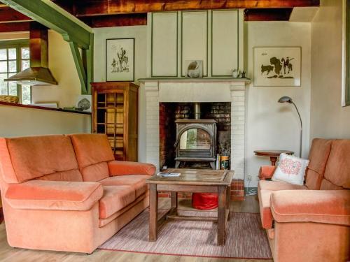 un salon avec deux canapés et une cheminée dans l'établissement Holiday home Portbail-Sur-Mer, à Port-Bail-sur-Mer