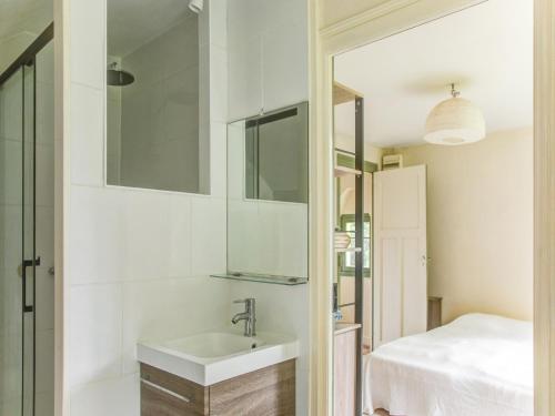 une salle de bain avec un lavabo et un miroir dans l'établissement Holiday home Portbail-Sur-Mer, à Port-Bail-sur-Mer