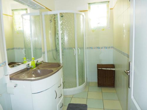 une salle de bain avec un lavabo et une douche dans l'établissement Holiday Home in Saint-Pons with Private Pool, cleaning included, à Saint-Pons