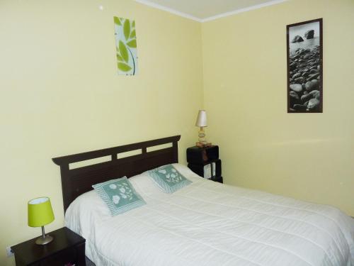 une chambre avec un lit blanc avec des oreillers bleus dans l'établissement Holiday Home in Saint-Pons with Private Pool, cleaning included, à Saint-Pons