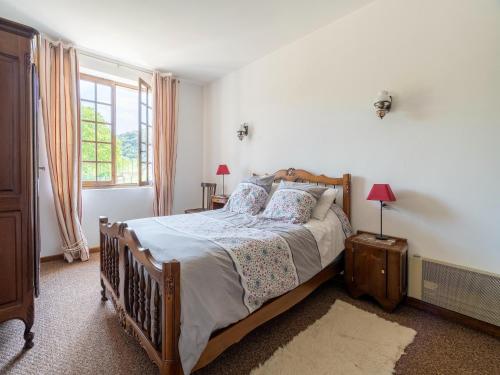 une chambre avec un grand lit et une fenêtre dans l'établissement Holiday Home in Montclus by River Cèze, cleaning included, à Montclus