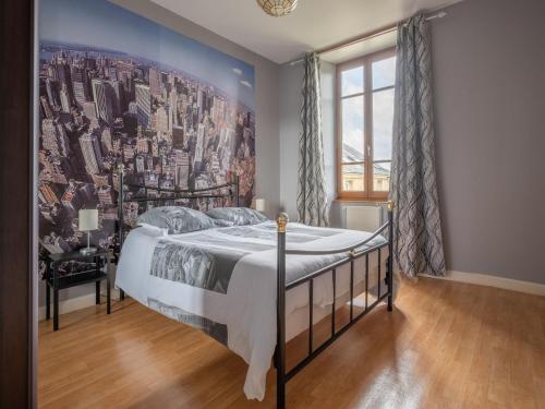 - une chambre avec un lit et un mur avec une photo dans l'établissement Holiday Home Nouart with Barbecue Garden, cleaning included, à Nouart