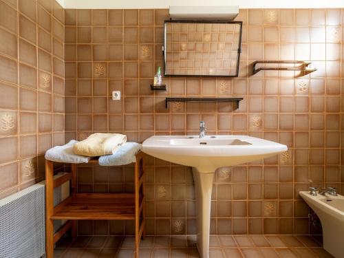 une salle de bain avec un lavabo, un miroir et une baignoire dans l'établissement Holiday Home in Montclus by River Cèze, cleaning included, à Montclus