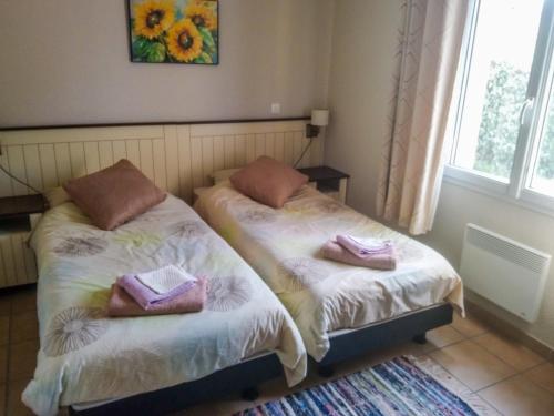 deux lits dans une chambre avec des serviettes dessus dans l'établissement Villa in Les Forges with Golf Access, cleaning included, à Les Forges