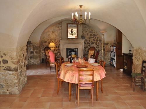 une salle à manger avec une table et des chaises dans l'établissement Charming Stone House with Terrace, cleaning included, à Lussan