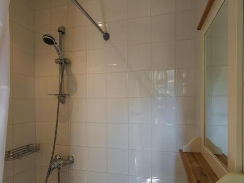 une douche avec pommeau de douche dans une salle de bain dans l'établissement Cottage in Chaleix near Forest & Lake, cleaning included, à Chalais