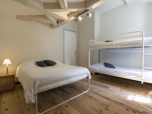 une chambre avec deux lits superposés et un plancher en bois dans l'établissement Cottage in Chaleix near Forest & Lake, cleaning included, à Chalais
