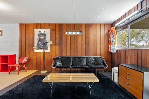 Posezení v ubytování 1960s Nino's Beachcomber House of Light & Legacy