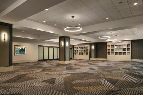 a large room with a lobby with a geometric floor at San Francisco Marriott Marquis Union Square in San Francisco