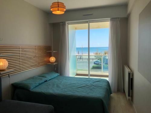 une chambre avec un lit et une vue sur l'océan dans l'établissement Appartement rénové 1 chambre avec balcon et parking privé à Saint-Jean-de-Monts - FR-1-323-413, à Saint-Jean-de-Monts