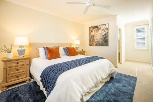 Ένα ή περισσότερα κρεβάτια σε δωμάτιο στο 16 Grandview Cl - water views, air con and Wi-Fi