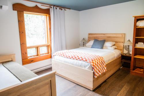 a bedroom with a bed and a window at Auberge Saint-Mathieu in Saint Mathieu Du Parc