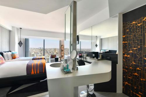 Postel nebo postele na pokoji v ubytování W Amman Hotel