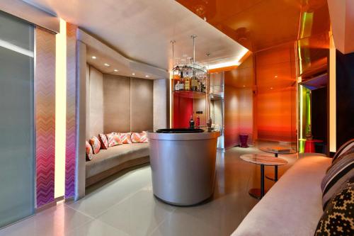 Posezení v ubytování W Amman Hotel