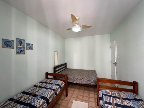 En eller flere senge i et værelse på Ap Luz do Sol 200m Praia Enseada, FEIRINHA, aquário, 3 QUARTOS, garagem, WI-FI