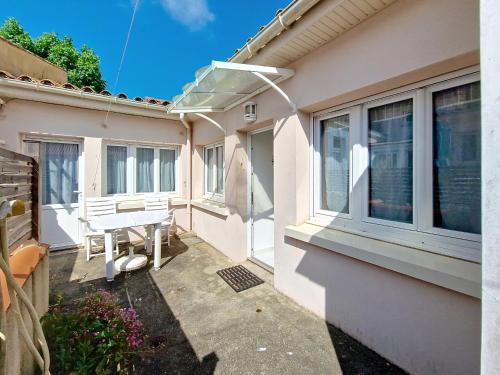 Maison rénovée T3 au calme, proche plage, marché et commodités, avec cour et Wifi inclus - FR-1-331-222