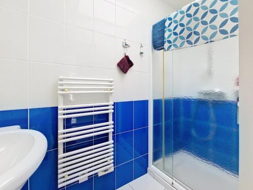 Kúpeľňa v ubytovaní Maison rénovée T3 au calme, proche plage, marché et commodités, avec cour et Wifi inclus - FR-1-331-222