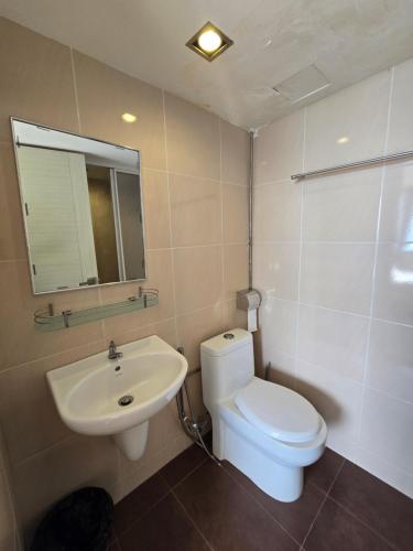 Bilik mandi di Sunshine Seaview Apartment