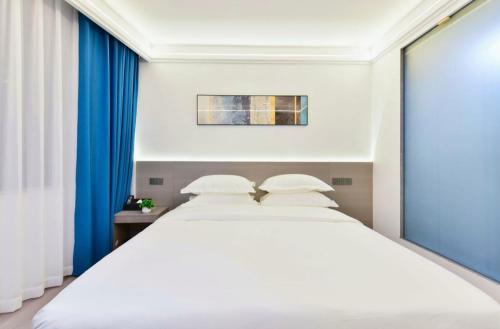 Una cama o camas en una habitación de Like Lijin Bay Hotel