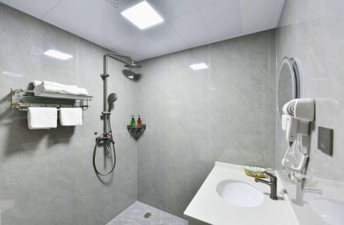 Un baño de Like Lijin Bay Hotel