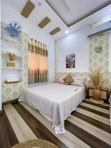 a bedroom with a large bed in a room at Hoàng Nga Apartment Phan Thiết in Phan Thiet