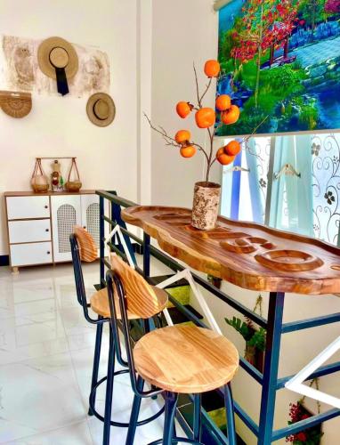 a dining room with a wooden table and chairs at Hoàng Nga Apartment Phan Thiết in Phan Thiet