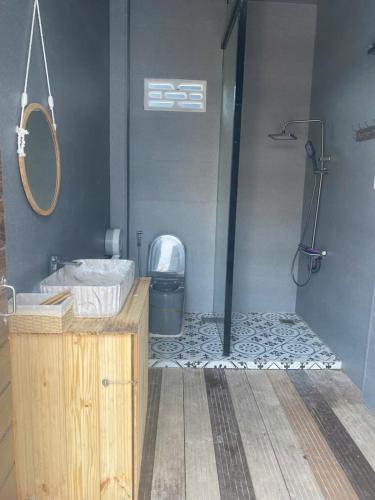 a bathroom with a shower and a sink and a mirror at Khu nghỉ dưỡng sinh thái Apsara Sóc Trăng in Ấp Vĩnh Hưng