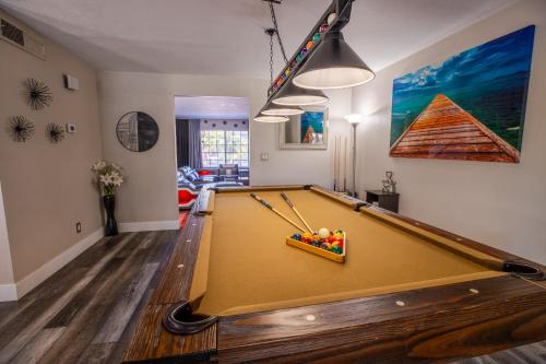 Meja biliard di 1800 SqFt House W/Heated Pool Spa 13Min From Strip