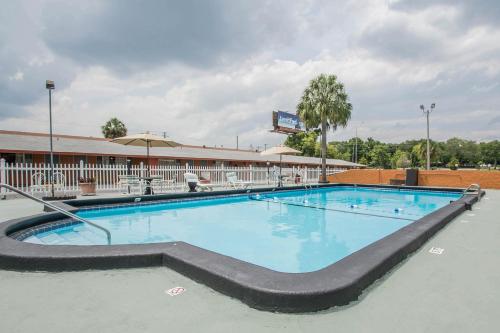 une grande piscine dans un hôtel dans l'établissement Rodeway Inn & Suites Winter Haven Chain of Lakes, à Winter Haven