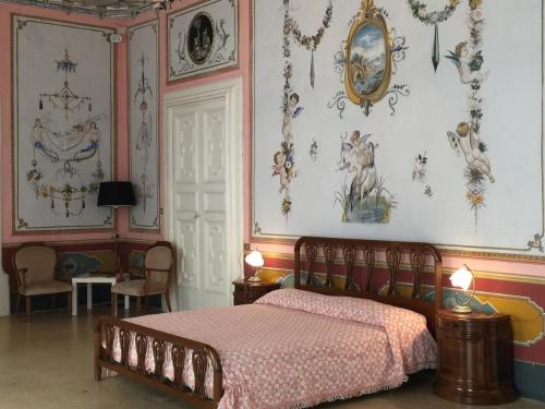 A bed or beds in a room at Palazzo Doxi Fontana Dimora Storica