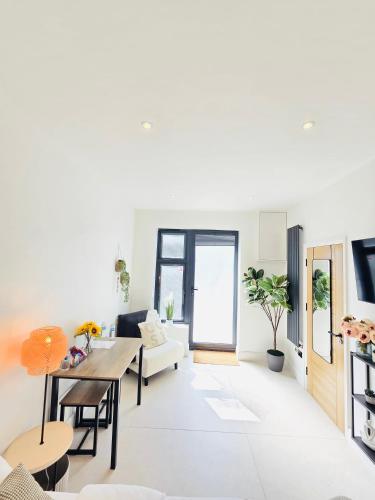 Chic Apartment E10 photo 6