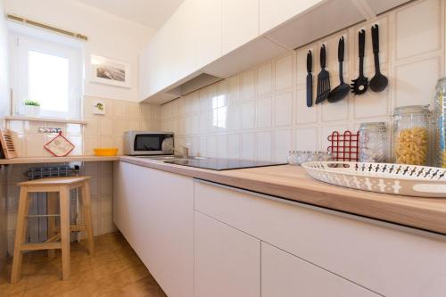 Dapur atau dapur kecil di Captain's Apartment with Sea View