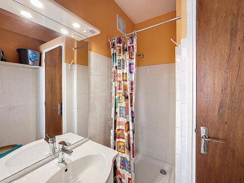 une salle de bain avec un lavabo et une douche dans l'établissement Appartement pour 4 pers. avec cour privative aux Saintes-Maries-de-la-Mer - FR-1-475-210, à Saintes-Maries-de-la-Mer