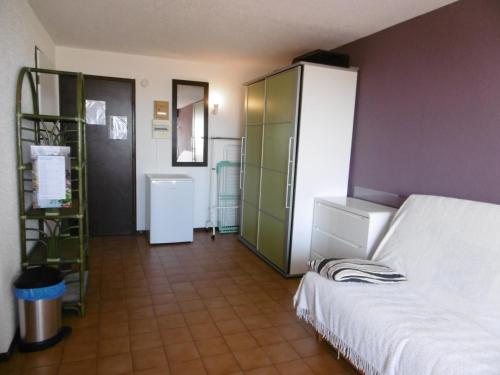 - une chambre avec un lit blanc et une armoire verte dans l'établissement Studio Cabine 4 Pers. Face Mer avec Parking - Port Leucate - FR-1-798-32, à Leucate