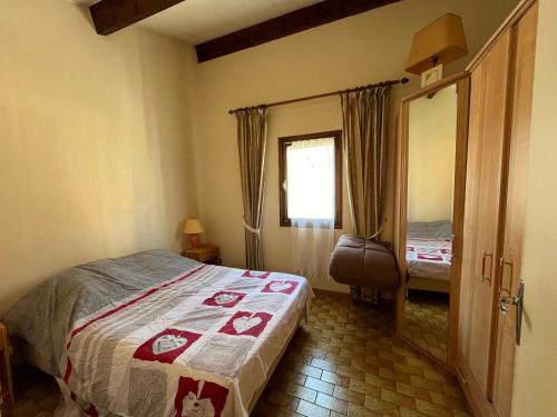 une chambre avec un lit, une fenêtre et une chaise dans l'établissement Villa Climatisée 6 Pers - Proche Port & Village - Parking Privé - FR-1-796-88, à Gruissan